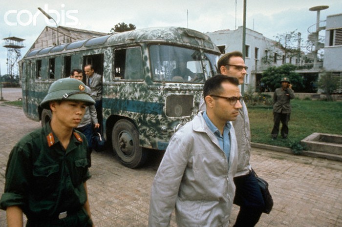 Hà Nội 12/2/1973. 116 tù binh Mỹ được chở trên một chiếc xe buýt tới sân bay Gia Lâm sau khi bị bắt giữ bởi quân đội Việt Nam, sẽ được phía Hoa Kỳ đưa đến căn cứ không quân bằng trực thăng Clark C-141 Starlifter.